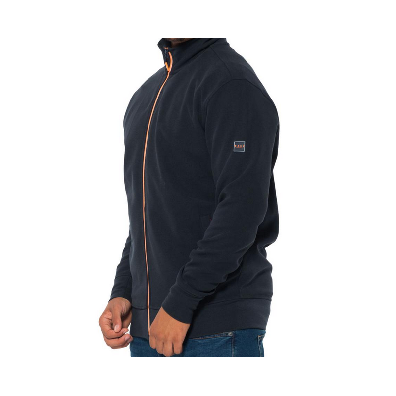 UN CLASSICO RIADATTATO IN CHIAVE MODERNA. QUESTA FELPA CON ZIP OFFRE UNA LINEA PULITA E UN DESIGN ESSENZIALE, PERFETTO PER CHI